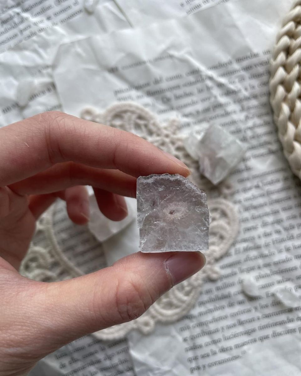 淡粉的魚眼石